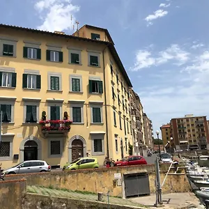 Renovated With 3 Bedrooms In An Historic Palazzo Between Port And Old Town Apartment Livorno